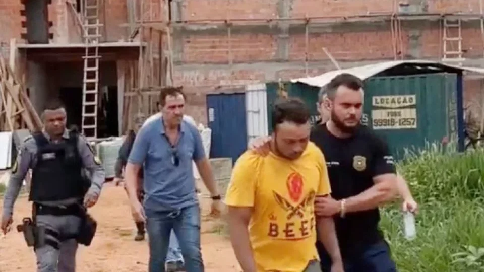 Assassino de mãe e 3 filhas tinha “santuário” com roupas das vítimas