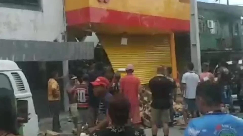 Teto de supermercado desaba, deixa uma mulher morta e 6 feridos