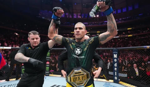 Poatan finaliza por nocaute Prochazka e conquista novo cinturão no UFC