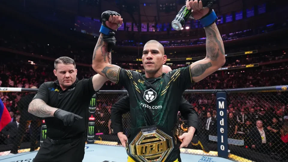 Poatan finaliza por nocaute Prochazka e conquista novo cinturão no UFC
