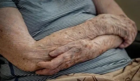 Homem é preso por maus-tratos e estupro da própria mãe com deficiência auditiva