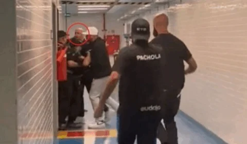 VEJA VÍDEO: Gerente de futebol do Corinthians tenta invadir sala do VAR