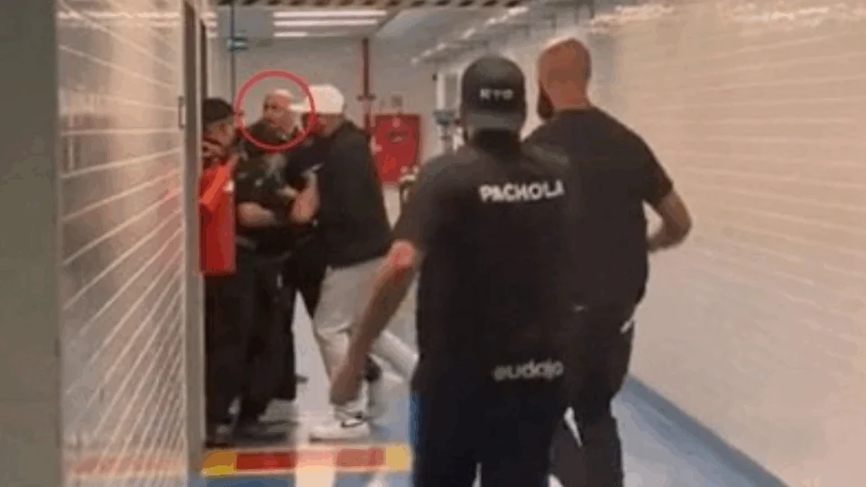 VEJA VÍDEO: Gerente de futebol do Corinthians tenta invadir sala do VAR