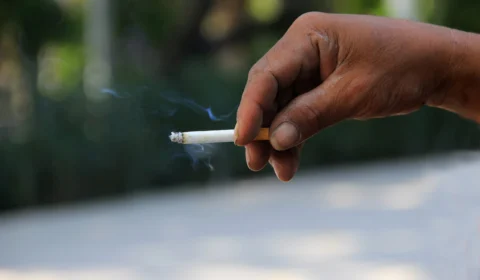 Justiça proíbe uso de cigarro por pai fumante durante visita a bebê
