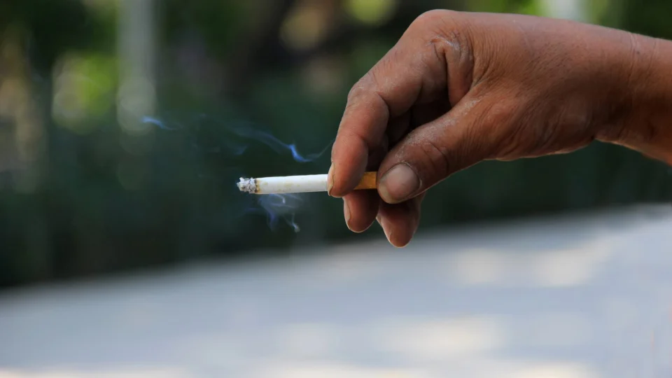 Justiça proíbe uso de cigarro por pai fumante durante visita a bebê