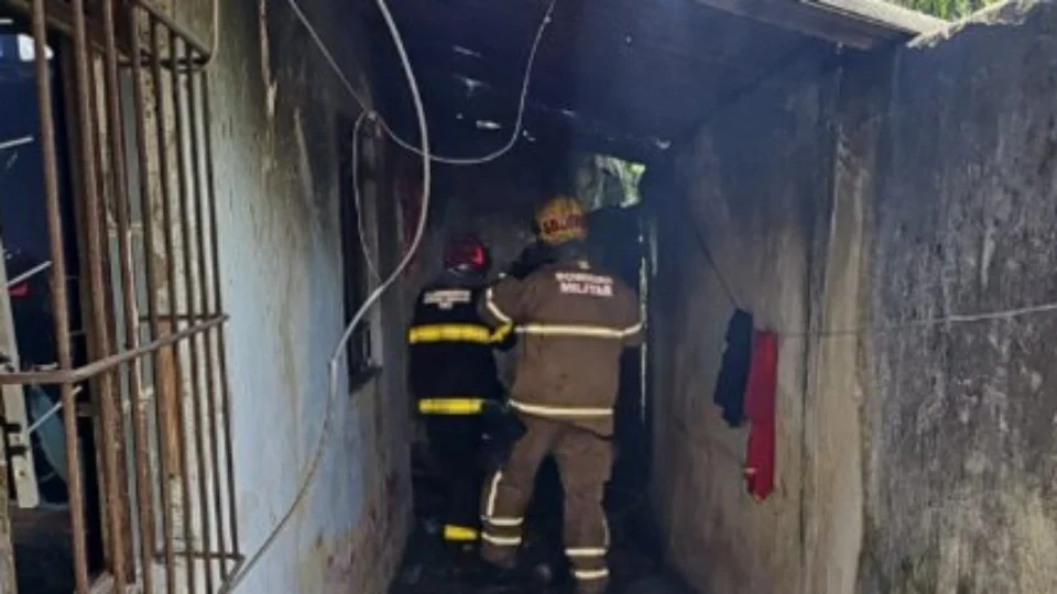 Corpo de homem é encontrado carbonizado dentro de casa