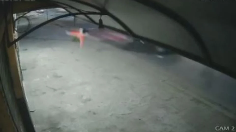 VEJA VÍDEO: mulher ‘voa’ e morre após ser atropelada por carro