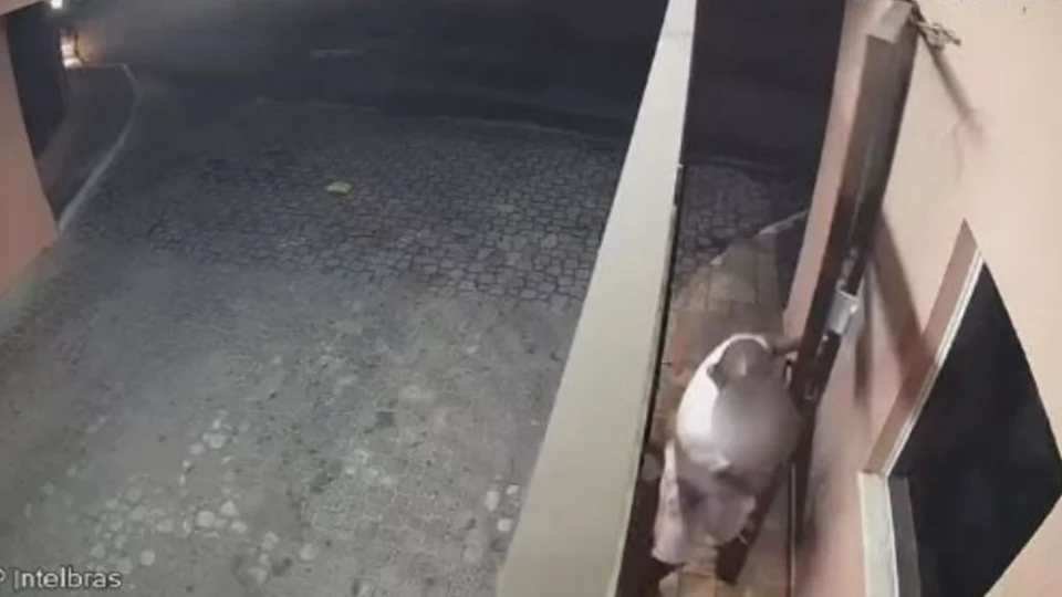 VEJA VÍDEO: homem é perseguido, tenta entrar em condomínio e é executado