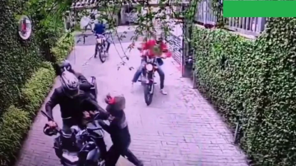 VEJA VÍDEOS: PM de folga mata vítima de roubo após confundir com assaltante