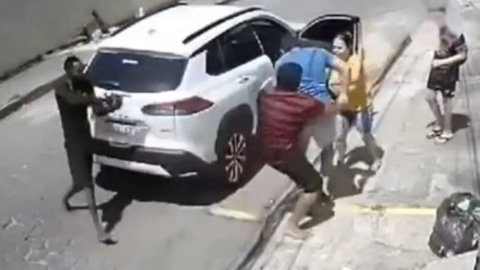 VEJA VÍDEO: PM reage após criminosos tentarem levar carro com filho dele