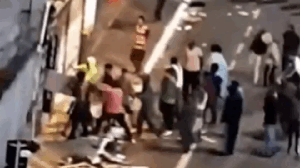 VEJA VÍDEO: usuários de drogas roubam loja de eletrônicos na Cracolândia