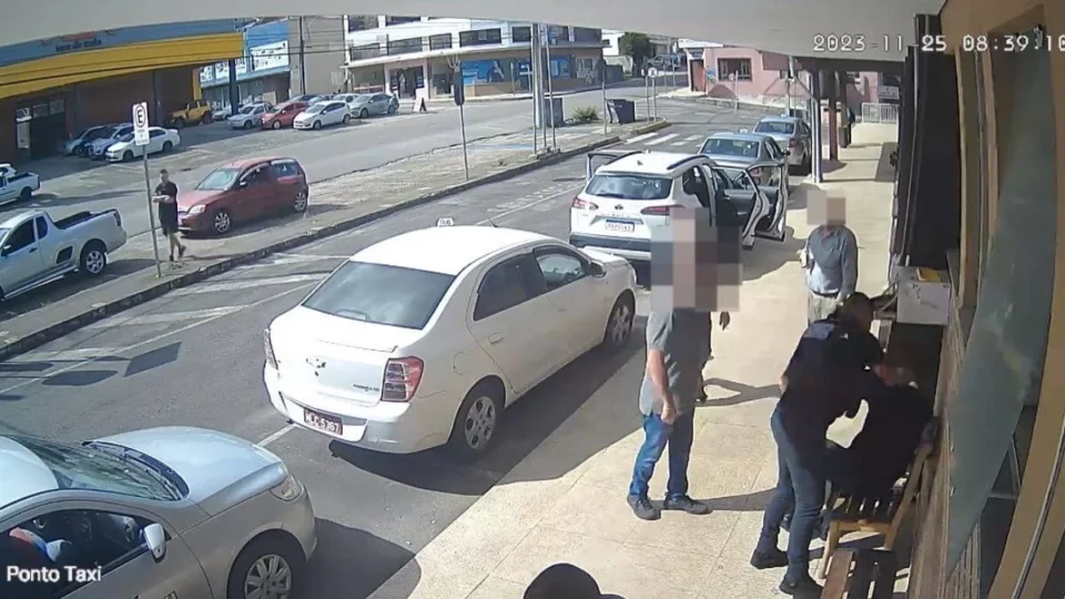 Vídeo: taxista de 60 anos é espancado por segurança e empresário