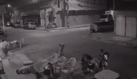 VEJA VÍDEO: criminosos passam de moto atirando contra multidão em bar