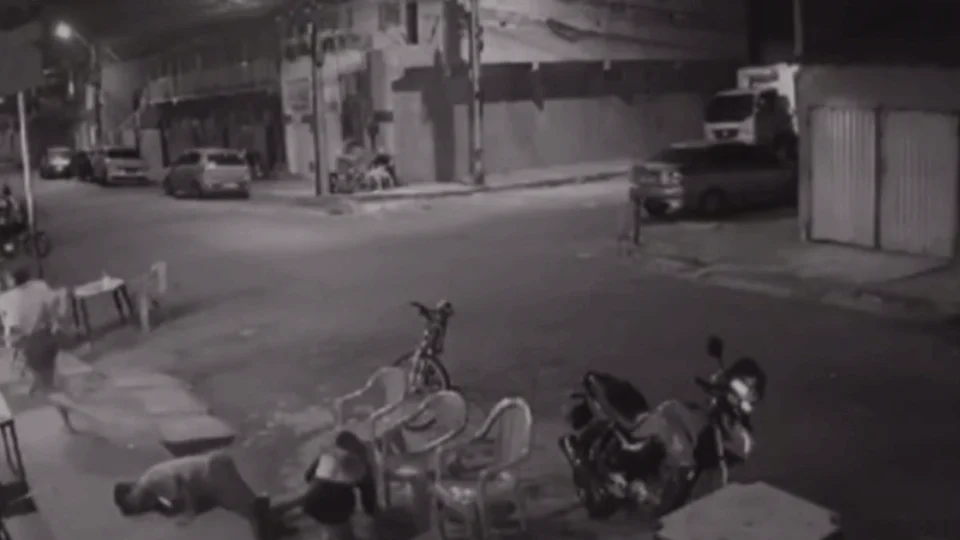 VEJA VÍDEO: criminosos passam de moto atirando contra multidão em bar