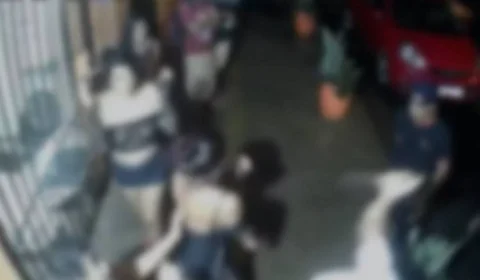 Imagens fortes: trio mata homem com facadas após discussão em bar