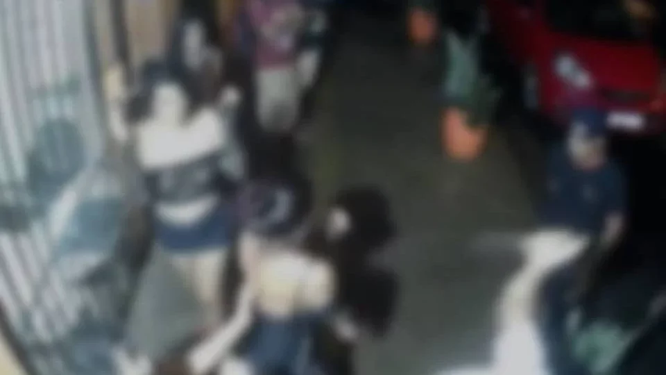 Imagens fortes: trio mata homem com facadas após discussão em bar