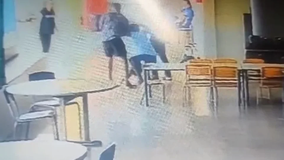 Vídeo mostra momento em que PM quebra braço de aluno autista em crise