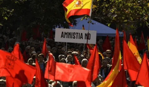 Décimo quinto dia de protesto na Espanha após acordo com os separatistas catalães garantir a manutenção da esquerda no poder