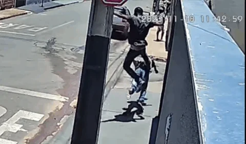 VÍDEO: por ciúmes de namorada, homem mata idoso com ‘voadora’ nas costas