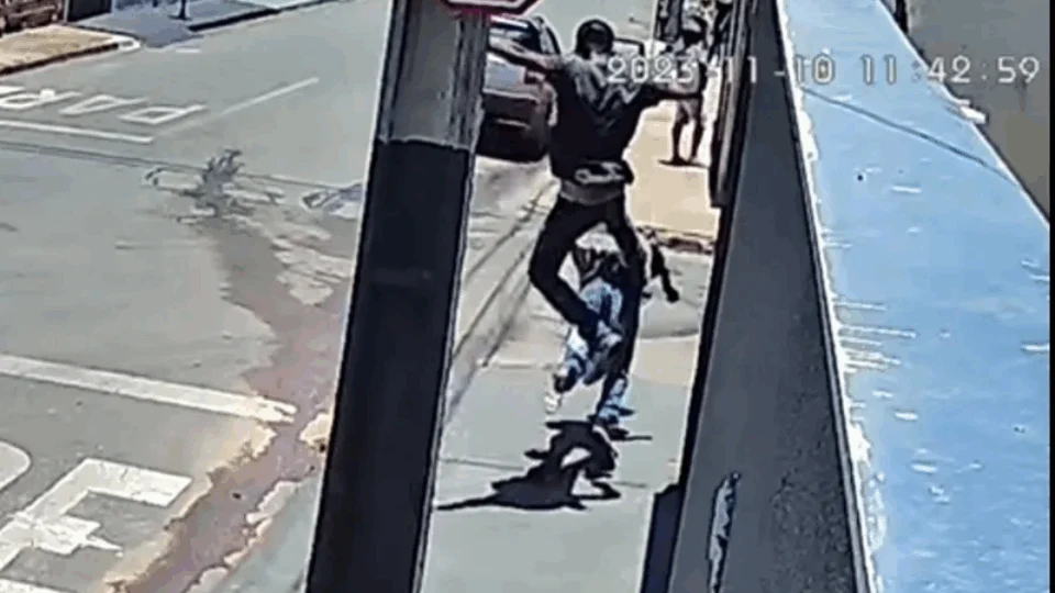 VÍDEO: por ciúmes de namorada, homem mata idoso com ‘voadora’ nas costas