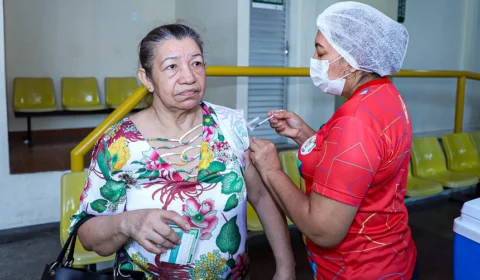 Idosos que se vacinaram há seis meses, já podem tomar reforço com bivalente