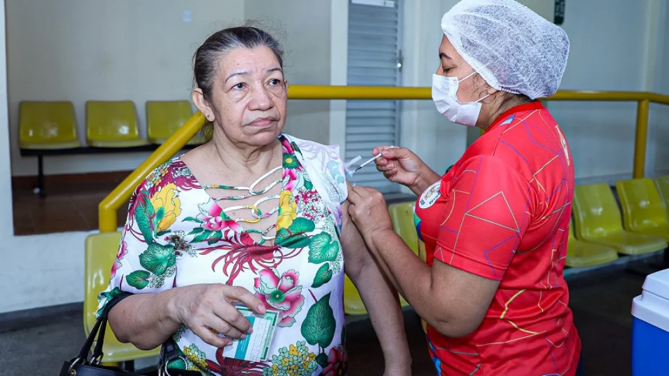 Idosos que se vacinaram há seis meses, já podem tomar reforço com bivalente