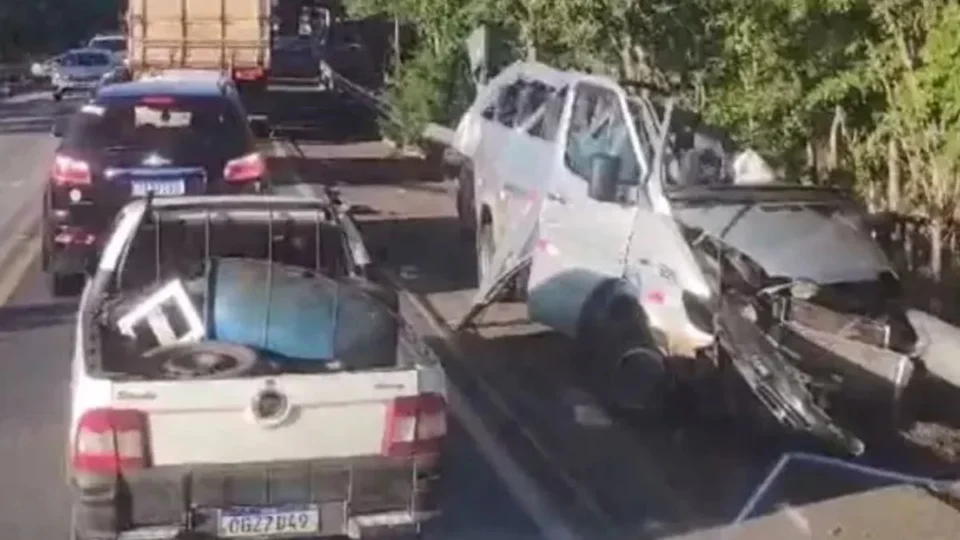 Acidente entre ônibus e van mata quatro pessoas na BR-020