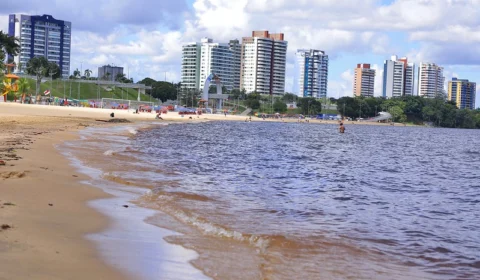 Praia da Ponta Negra volta a ser liberada para os banhistas em Manaus