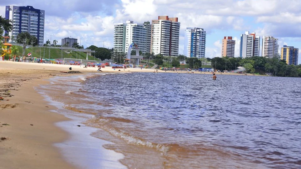 Praia da Ponta Negra volta a ser liberada para os banhistas em Manaus