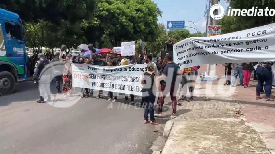 Professores de escolas municipais cobram prefeito pela falta de pagamento do FUNDEB