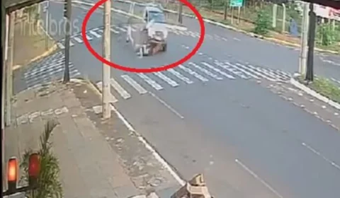 Veja Vídeo: acidente com carro faz motociclista “voar” em cruzamento