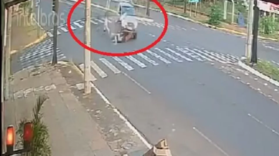 Veja Vídeo: acidente com carro faz motociclista “voar” em cruzamento