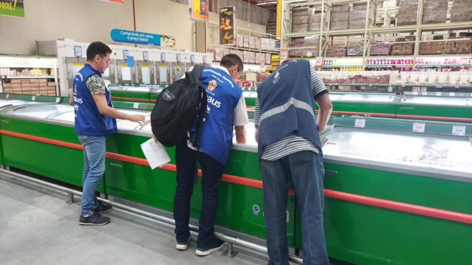 Mais de 7 mil toneladas de alimentos impróprios são apreendidos em Manaus