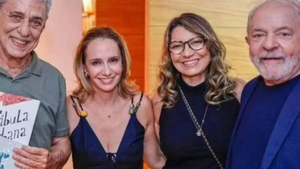 Lula nomeia esposa de Chico Buarque para a Comissão de Ética da Presidência