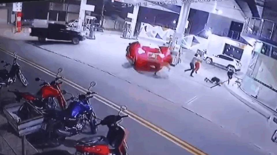 Vídeo mostra quando pistoleiros executam casal em posto de combustível