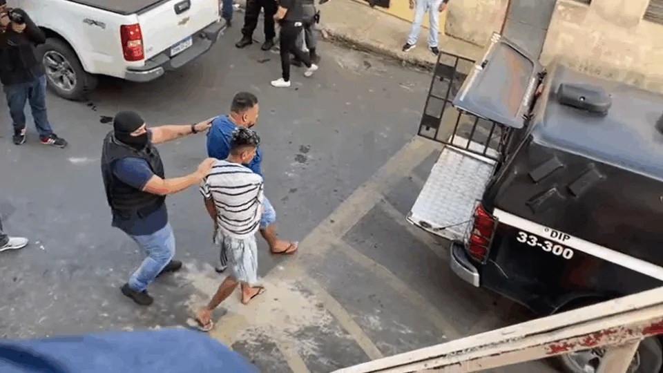 Armas, drogas e dinheiro é apreendido e quatro são presos em operação no bairro Compensa