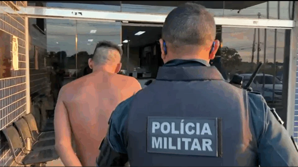 Homem tenta agredir esposa com estava de cerca