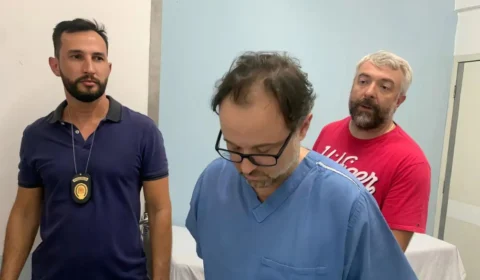 Médico acusado de matar três pacientes é preso enquanto atendia em hospital