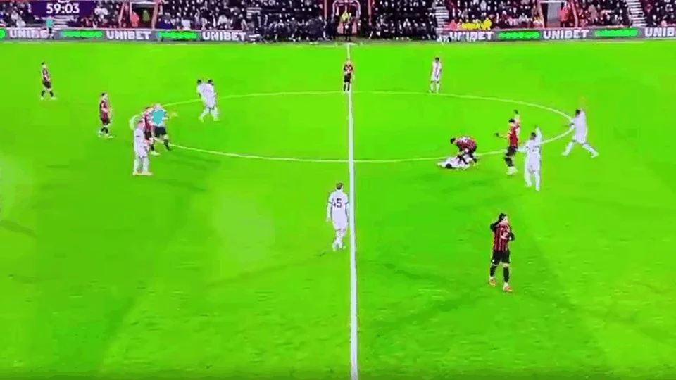 VEJA: Jogo do Campeonato Inglês é suspenso após jogador ter parada cardíaca em campo