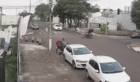 VEJA VÍDEO: entregadores se ‘chocam’ e são lançados ao ar em acidente; um morreu