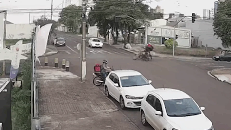 VEJA VÍDEO: entregadores se ‘chocam’ e são lançados ao ar em acidente; um morreu