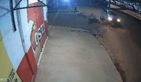 VÍDEO: três mulheres são arremessadas após motocicleta colidir com caminhonete