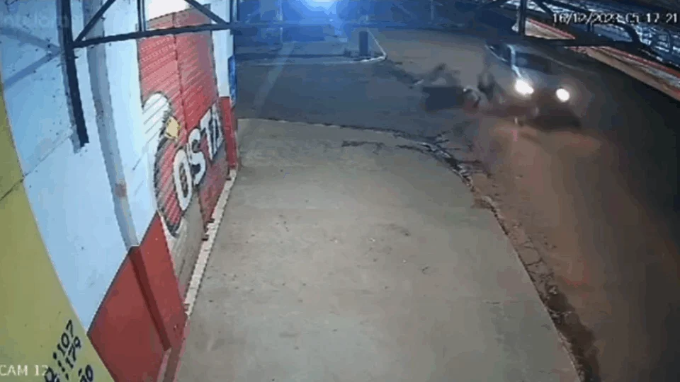 VÍDEO: três mulheres são arremessadas após motocicleta colidir com caminhonete