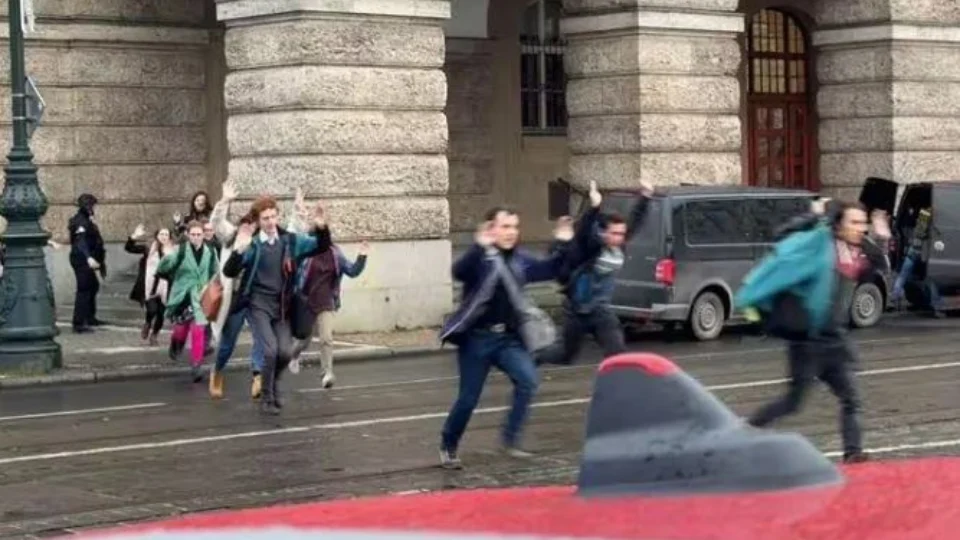 Sobe para 15 o número de mortos em Praga; atirador também morreu