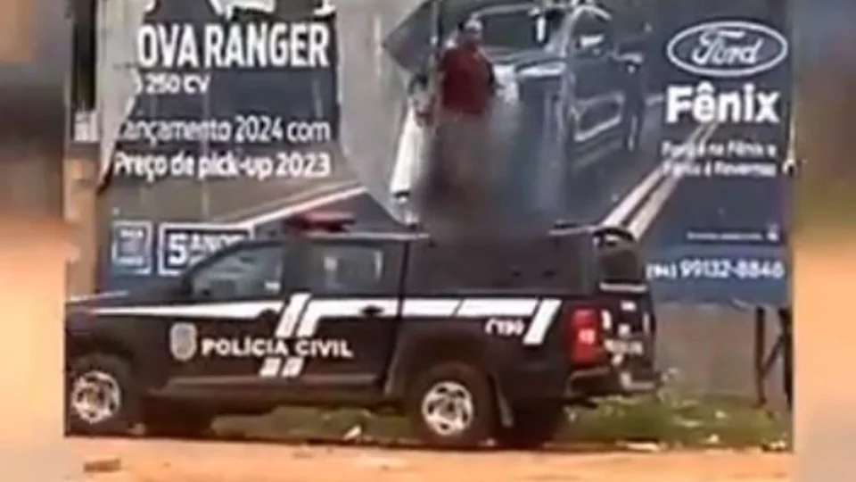 VEJA VÍDEO: homem é preso após se masturbar em cima de carro da Polícia Civil