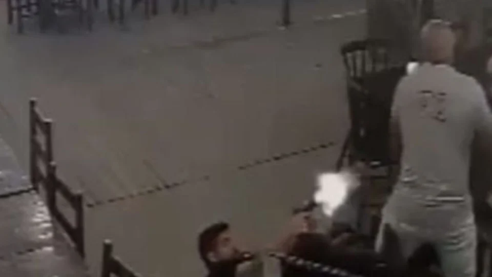 VEJA VÍDEO: Policial é morto a tiros após briga durante confraternização em bar