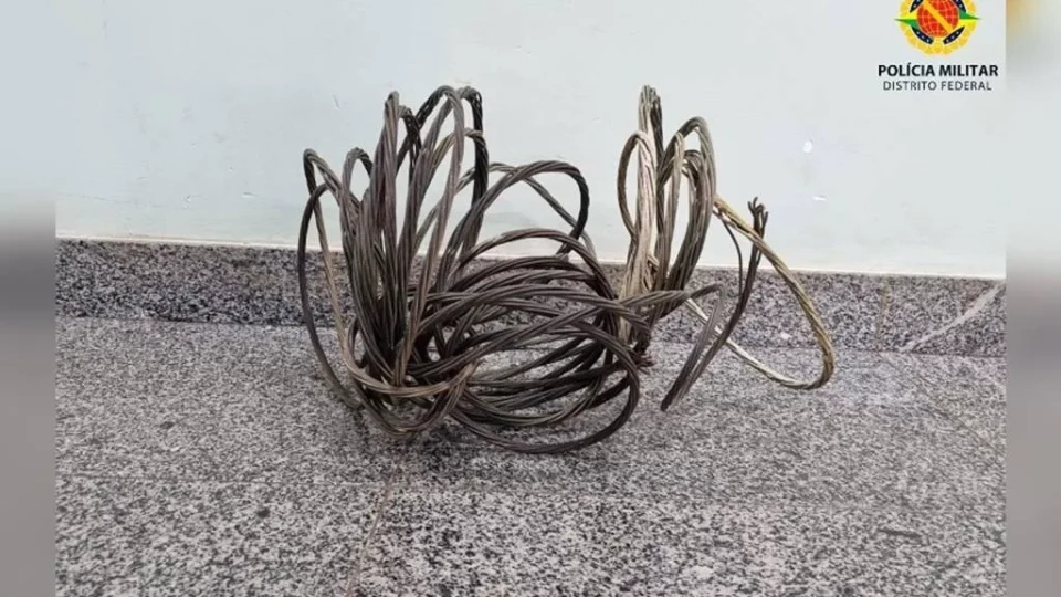 Homem furta cabo de aço, cai de telhado de motel e acaba preso