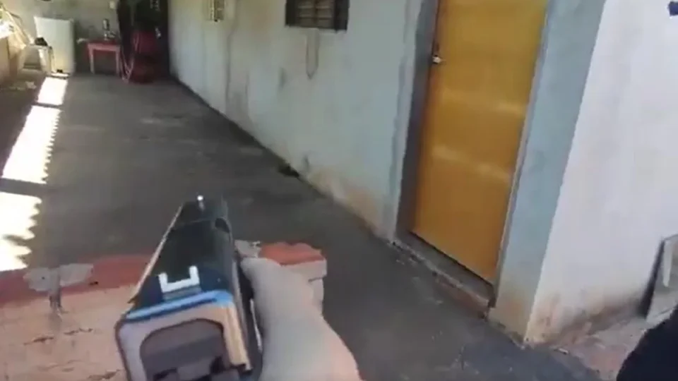 VEJA VÍDEO: Homem com faca faz filho de refém e é morto pela Guarda Civil