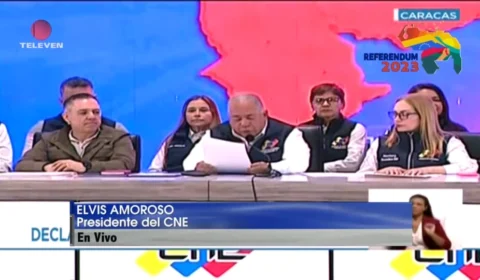 Pouco mais da metade da população apta a votar comparece nas urnas no Plesbicito na Venezuela