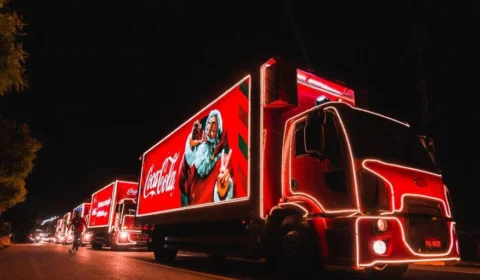 Manauara Shopping recebe a tradicional Caravana de Natal da Coca-Cola 2023, ao seu redor
